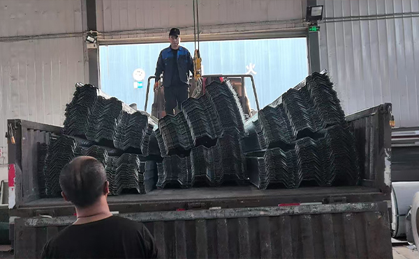 现代建筑中的高效结构选择——平安楼承板的应用解析